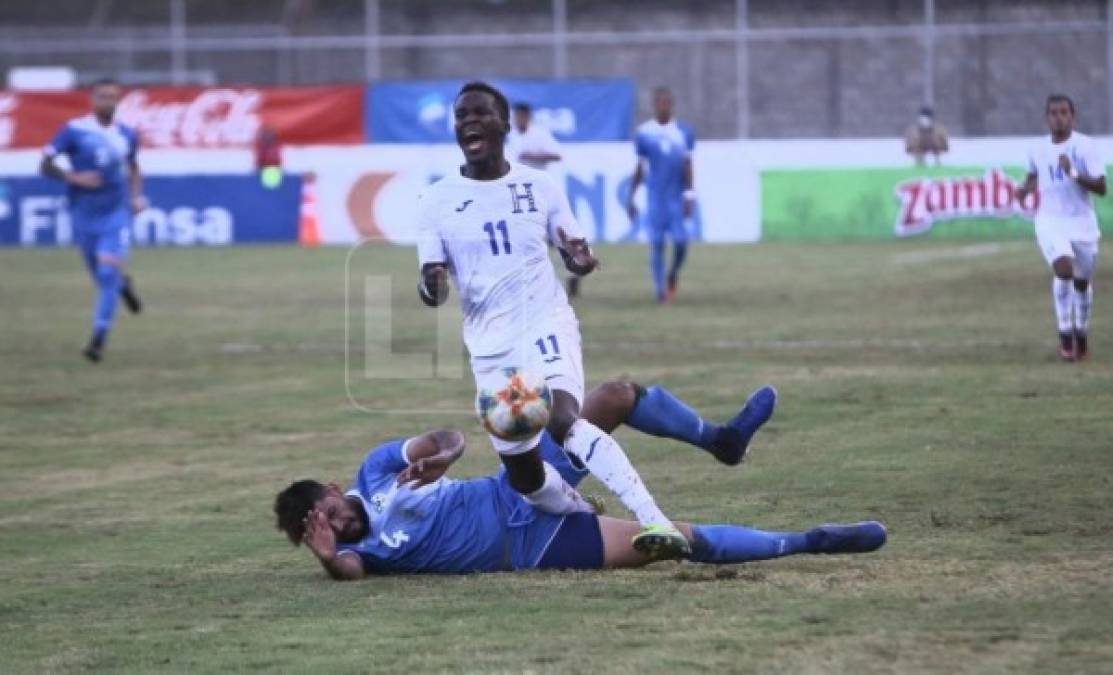 René Huete le entró con dureza a Rubilio Castillo y vio la tarjeta roja.