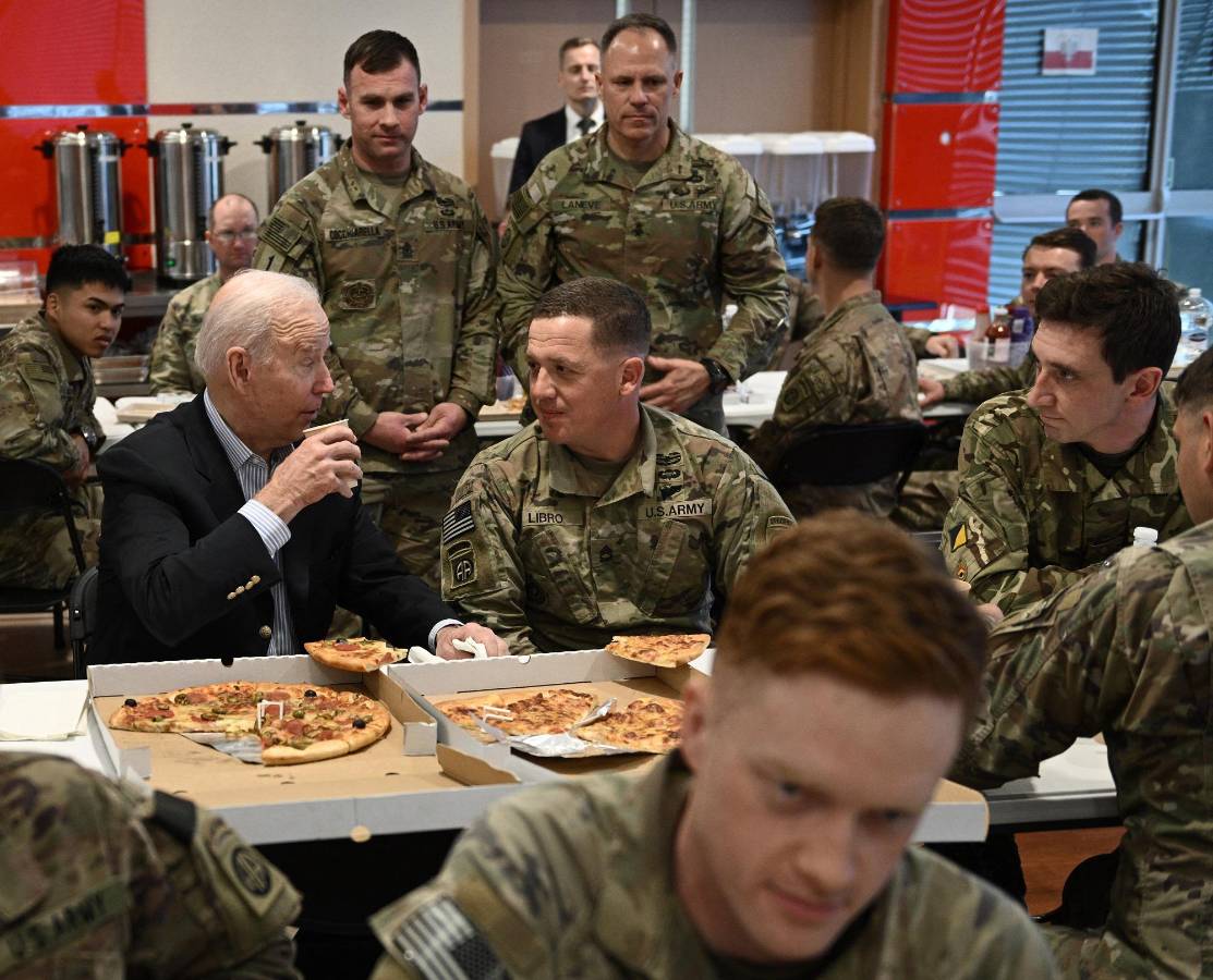 Biden almorzó pizza con los militares estadounidenses estacionados en una base de la OTAN.