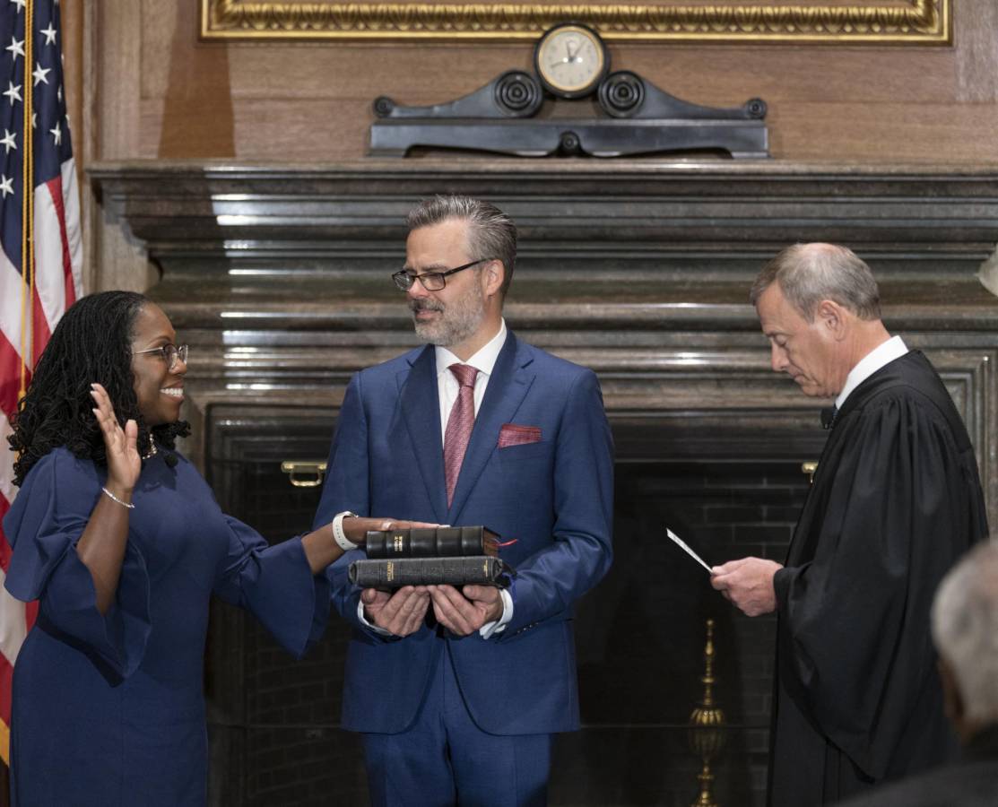 Primera mujer afroamericana asume su cargo como jueza en la Corte Suprema de EEUU