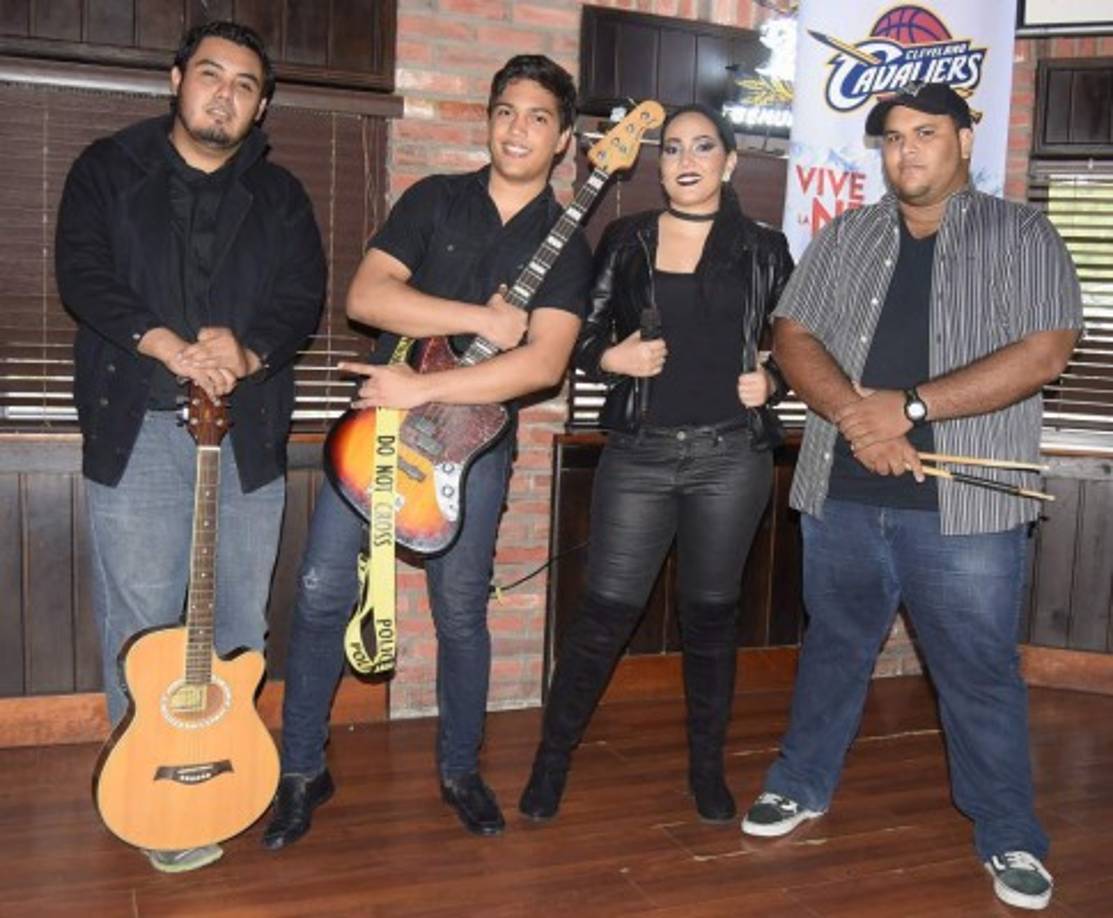 FÉNIX. La banda integrada por Juan Carlos Laureano, Natalia Pineda, Edward Paul y Luis Fernando Price mostrará su talento este sábado 7 de octubre en el Hotel Casa Lenca, en el Lago de Yojoa, a partir de las 3:00 pm. Los artistas tocarán un repertorio con ritmos como pop, rock y también temas tropicales.
