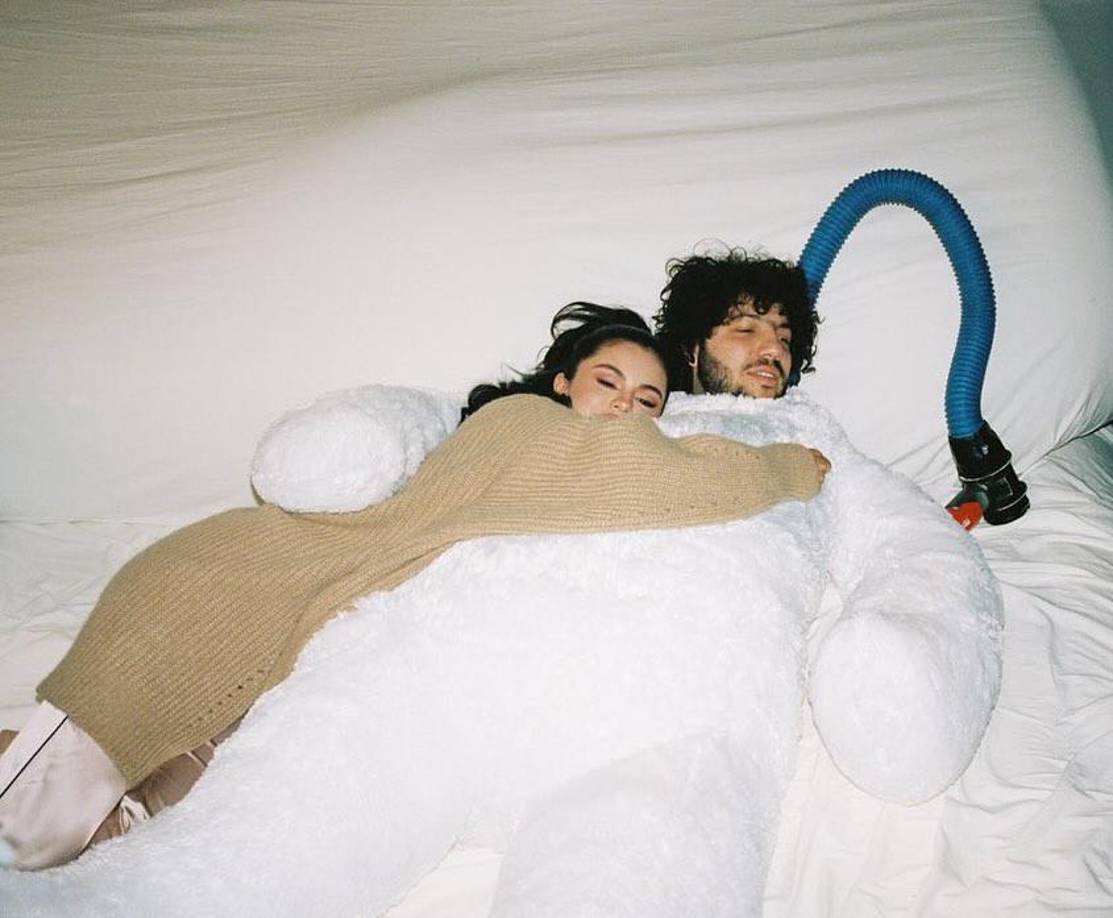 Blanco le deseó a su pareja un sincero feliz cumpleaños en Instagram esta mañana con una foto de la pareja acurrucada en el set, con la estrella vistiendo un disfraz de osito de peluche que usó en el video musical de “I Can’t Get Enough”, con Gómez, J Balvin y Tainy. 