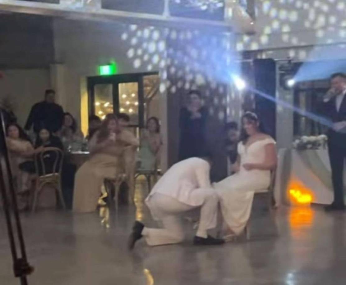 Juan Carlos Obregón se arrodilló en el piso y con su manos las metió bajo el vestido de su esposa para sacar la liga.