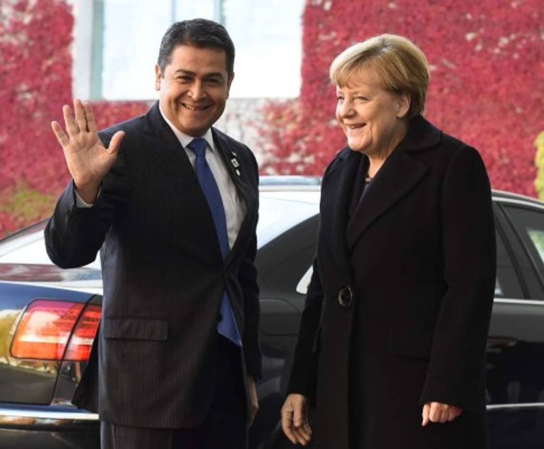 El presidente de Honduras, Juan Orlando Hernández, y la canciller alemana, Ángela Merkel, durante la ceremonia de bienvenida celebrada en la cancillería federal en Berlín