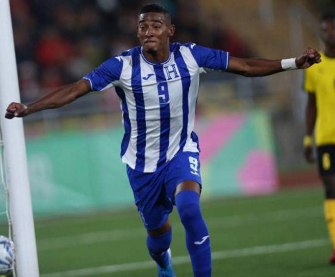 Douglas Martínez se mostró feliz ya que tendrá la oportunidad de jugar en la MLS de Estados Unidos al ser subido al primer equipo del Real Salt Lake: 'No me lo creía, pero trabajamos para poder llegar al primer equipo y doy gracias a Dios por este oportunidad que me ha brindado'.