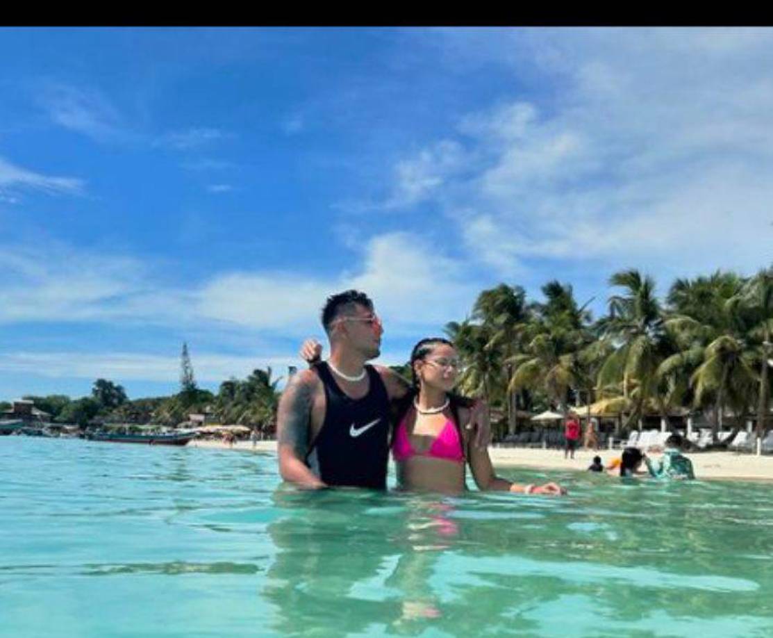 Mayron Flores: El volante hondureño se fue a Roatán y disfrutó junto a su pareja sentimental.