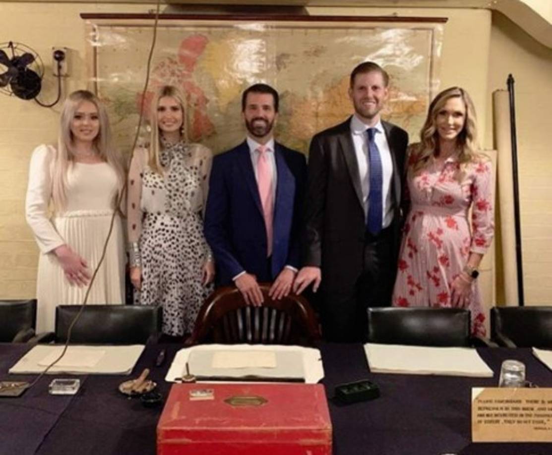 Tiffany Trump and her boyfriend Ross Mechanic walk off Air Force One at Andrews Air Force Base, MD, April 16, 2017. / AFP PHOTO / JIM WATSON (Photo credit should read JIM WATSON/AFP via Getty Images)