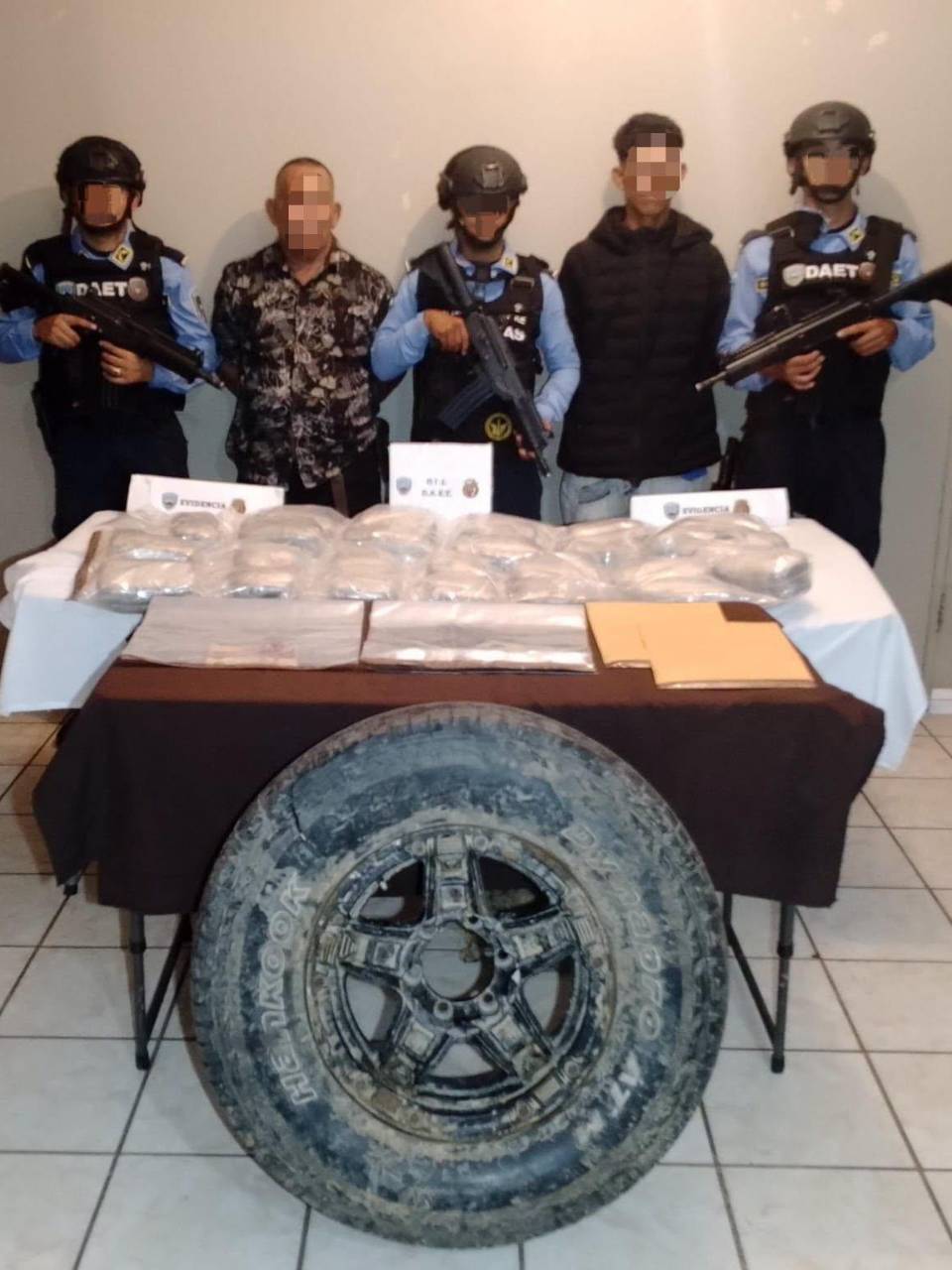 Durante la operación, los agentes decomisaron 25 paquetes que contenían supuesta marihuana, además de una llanta de repuesto acondicionada para ocultar varios paquetes con supuesta droga en su interior.