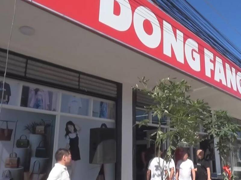 La semana anterior abrió sus puertas el Bazar Chino en el centro de La Ceiba, casi al mismo tiempo comenzó a operar el Mercado Asiático en la salida a Tela, y el Mall Chino en el sector oeste. El año pasado ya estaba la Muralla China, entre otras tiendas.