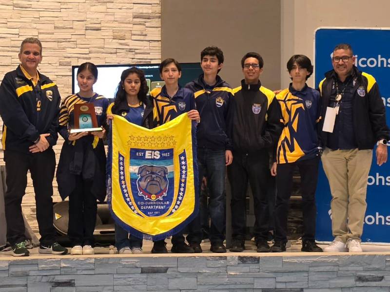 Equipo 3er lugar Junior Varsity (9no a 10mo Grado): Juan Santamaría (director Cocurriculares), María Angel Matute, María Paula Matute, Adrián Maalouf, Teddy Maalouf, Gustavo Romero, Héctor Valle, y Vince Hernández (Coordinador Académico).