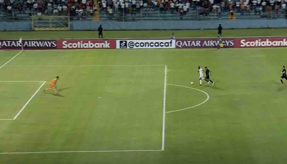 Jerry Bengtson erró de manera increíble en un mano a mano.