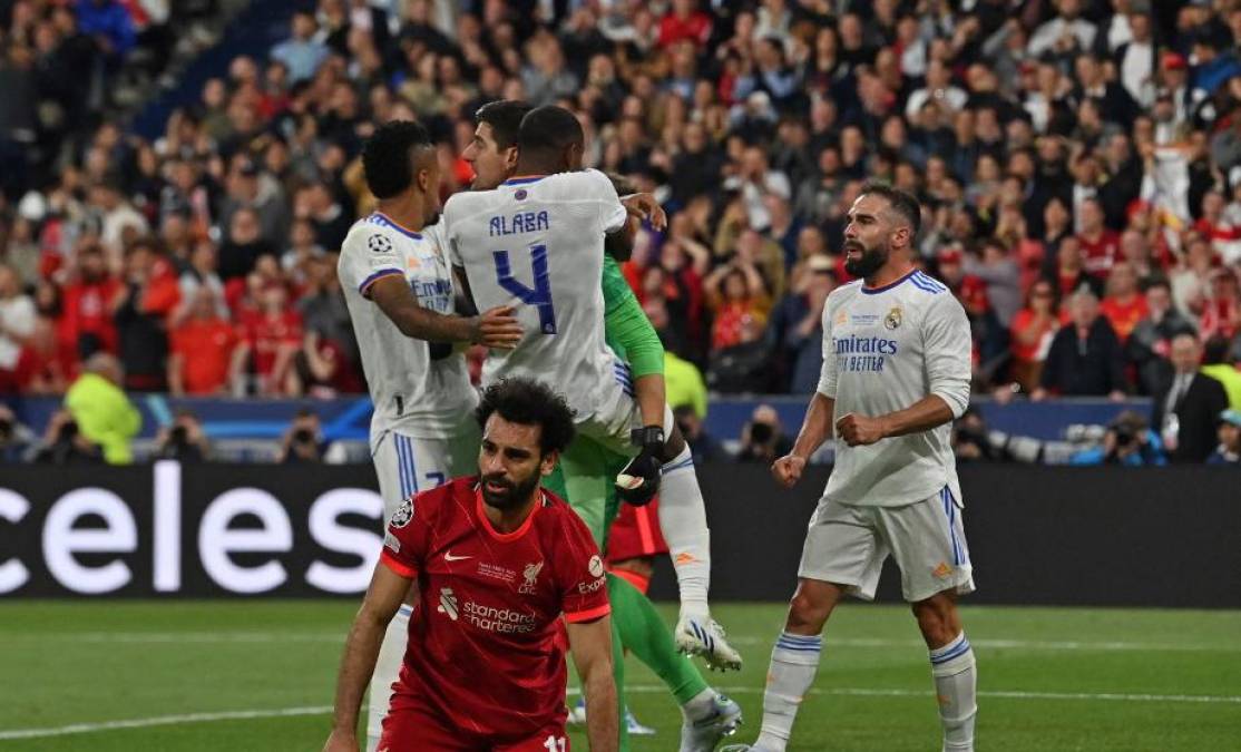 Thibaut Courtois fue otra de las figuras del Real Madrid tras frenar varios ataques del Liverpool. El arquero se lució con una impresionante atajada ya en la recta final del choque.