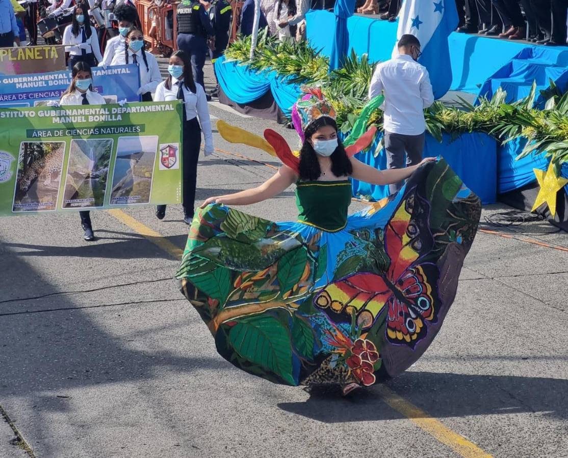 Con derroche de civismo colegios ceibeños honran a Honduras