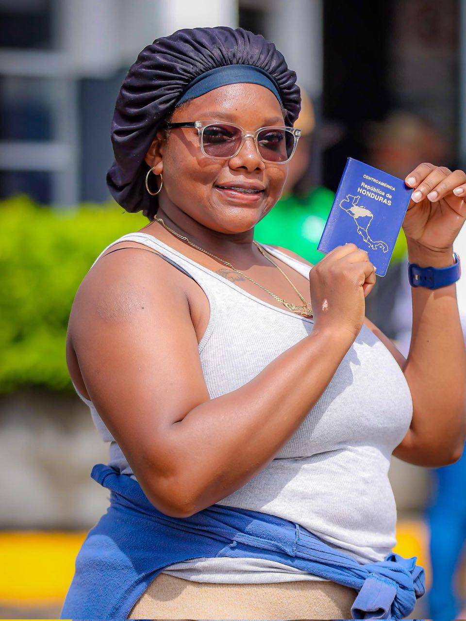 Hondureña portando su pasaporte en la frontera El Amatillo.