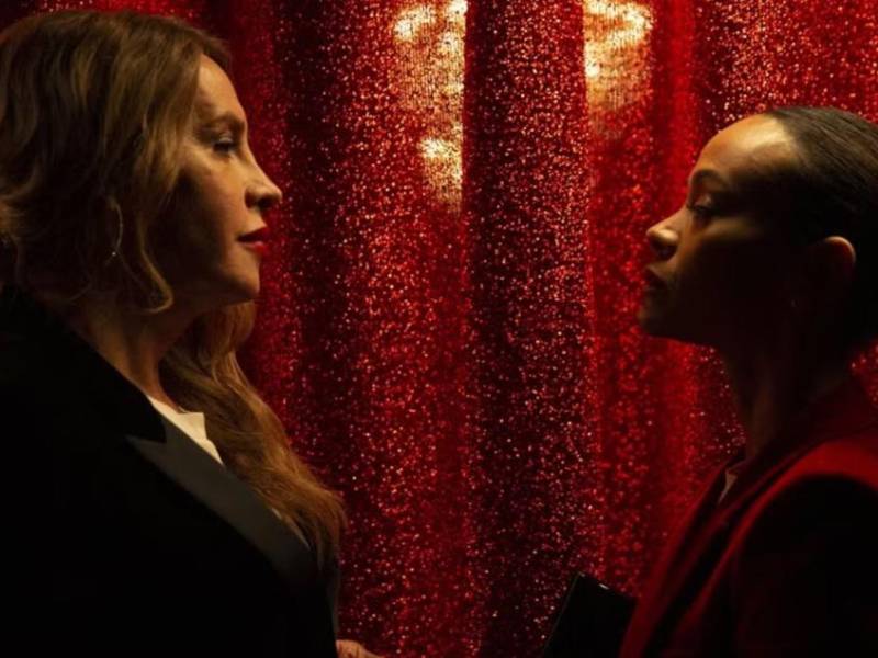 Karla Sofía Gascón y Zoe Saldaña en una imagen de la película “Emilia Pérez”.