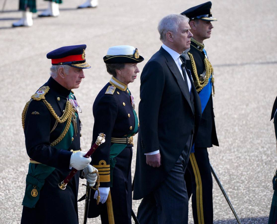El rey Carlos lidera la procesión acompañado por sus hermanos, la princesa Ana, el príncipe Andrés y el príncipe Eduardo.