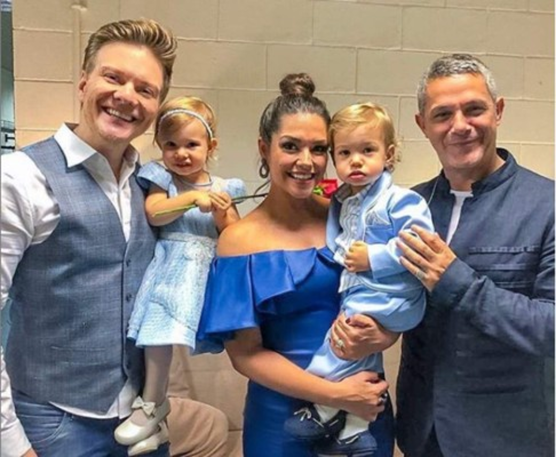 Los años no parecen pasar por Michel que, durante todo este tiempo, ha podido colaborar con artistas de renombre.