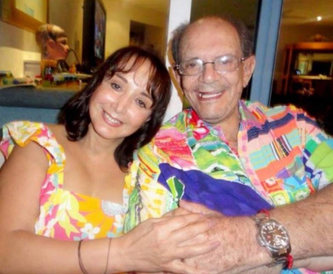 “Tengo un leoncito que compré, porque él decía que era un león, y le pongo la mano y siento que él me da la mano. A diario lo besuqueo por el teléfono. Él sabe qué desayuno, qué como, sabe todo… llevamos una relación tan bonita, a pesar de que él esté allá y yo acá, nos comunicamos”, agregó.<br/>