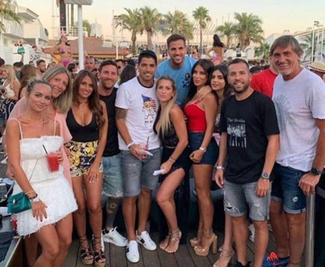 En la isla, Messi ha coincidido con sus compañeros Luis Suárez y Jordi Alba y el exazulgrana Cesc Fàbregas y han decidido pasar un rato divertido en una conocida discoteca junto a sus respectivas parejas.