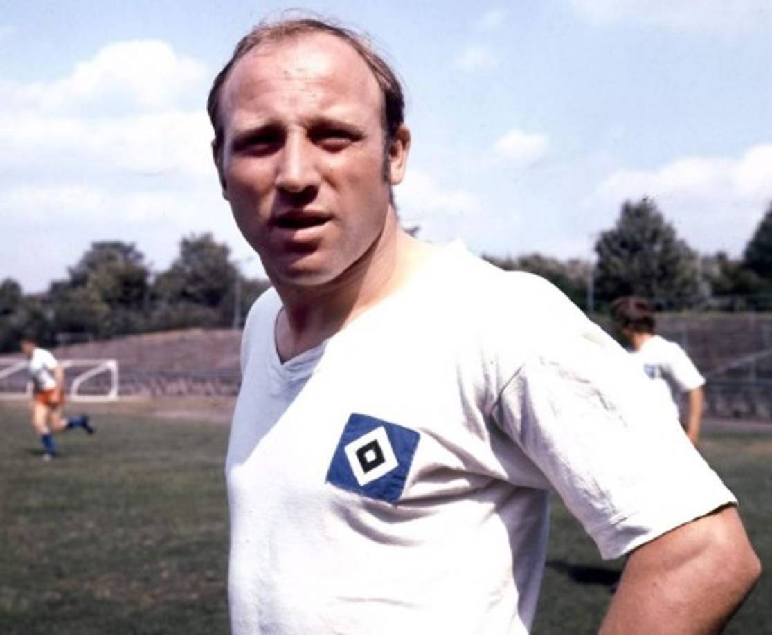 7. El alemán Uwe Seeler (575 goles).