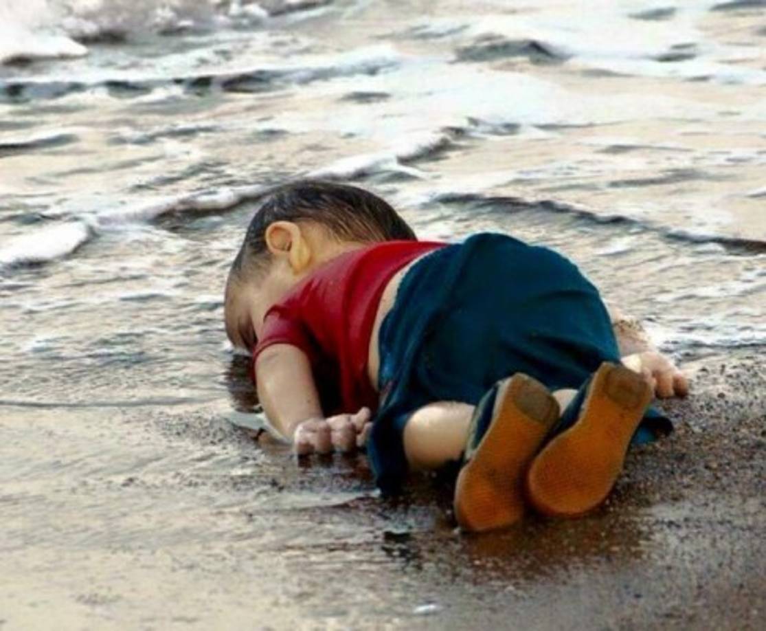 En 2015 circuló una de las imágenes más lamentables. La fotografía de un niño sirio muerto en una playa. La captura es una alegoría de las crisis migratorias que son frecuentes en Europa. El menor de tres años de edad llamado Aylan fue arrastrado cuando se encontraba en una balsa junto a su hermano de cinco años y su madre, quienes también murieron. Solo su padre se salvó. La familia huía de la violencia de Siria y tenía pensado llegar a Grecia para luego radicarse en Canadá, pero la tragedia los sorprendió y los lanzó a las costas de Bodrum en Turquía.<br/><br/>La fotografía fue tomada por la joven Nilüfer Demi, corresponsal de noticias para la agencia turca Dogam que cubre la llegada de inmigrantes.<br/><br/><br/><br/>