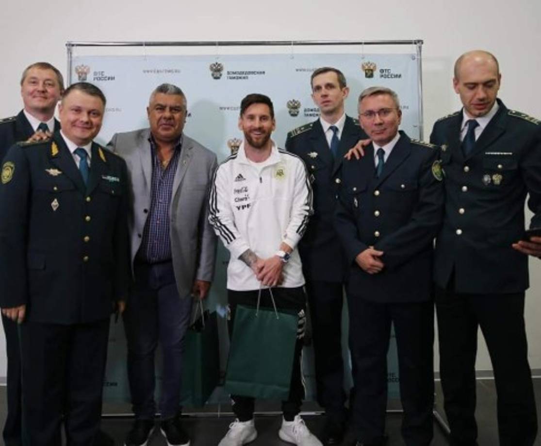 La tripulación del vuelo que trasladó a la Selección de Argentina a Rusia posó con Lionel Messi y Claudio Tapia, presidente de la AFA, tras el arribo a Moscú.