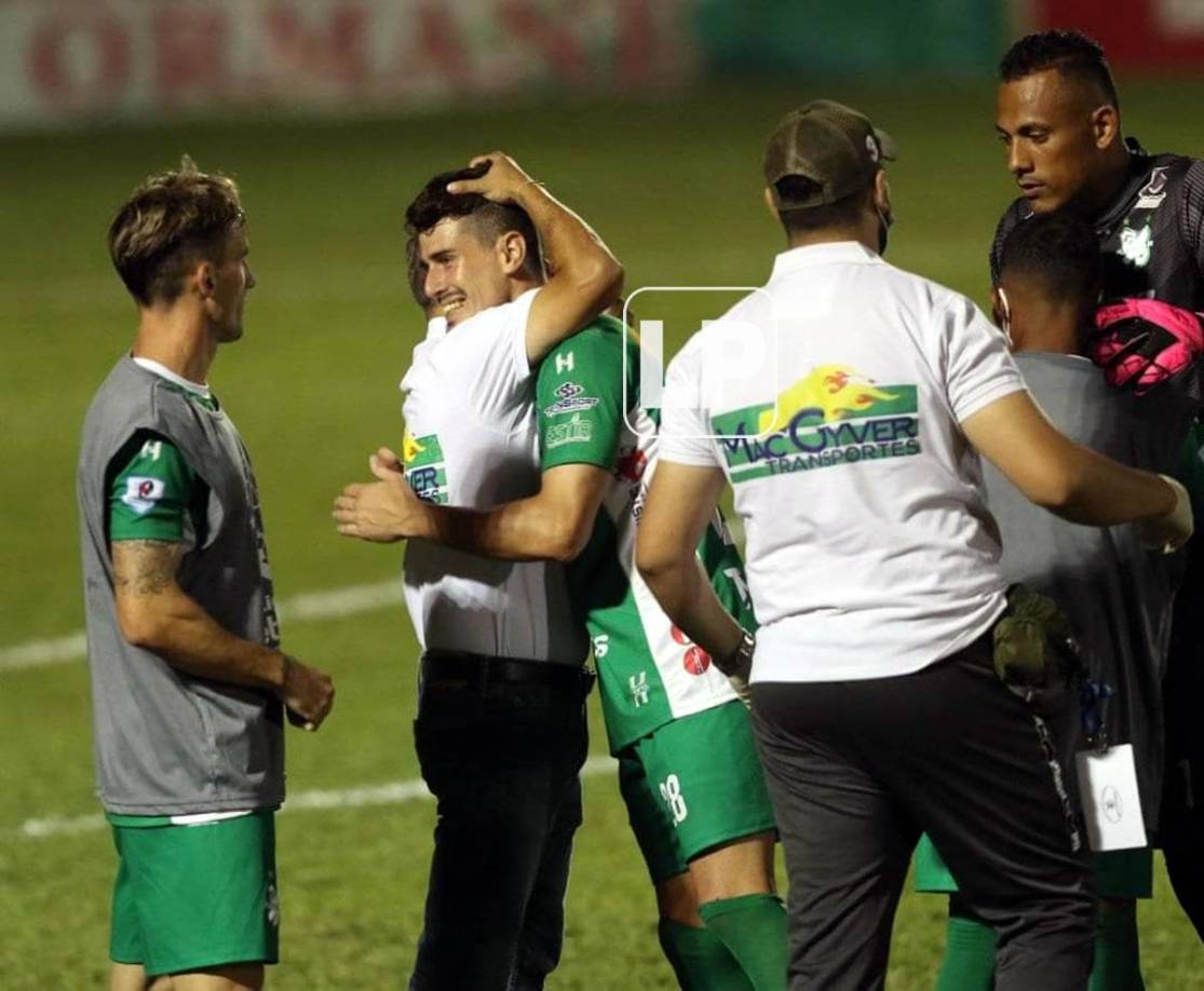 Los jugadores del Platense festejando el triunfo sobre la UPN al final del partido.