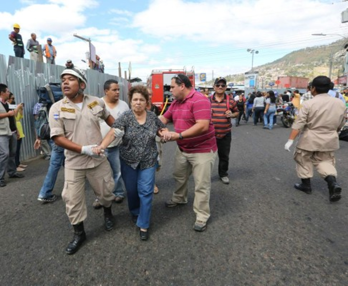 Los bomberos auxiliaron a los locatarios del mercado.