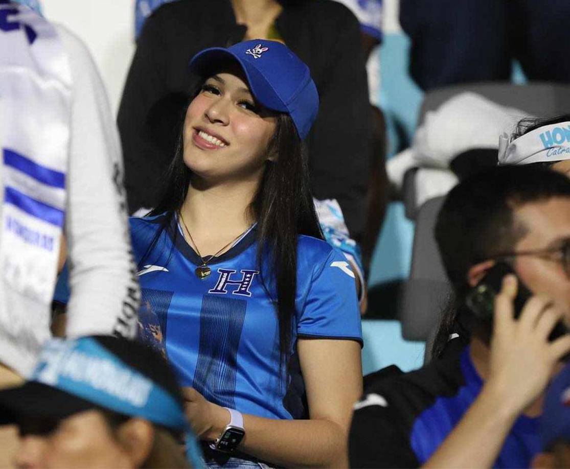 Una de las bellas catrachas que pudimos captar en el sector de silla. 