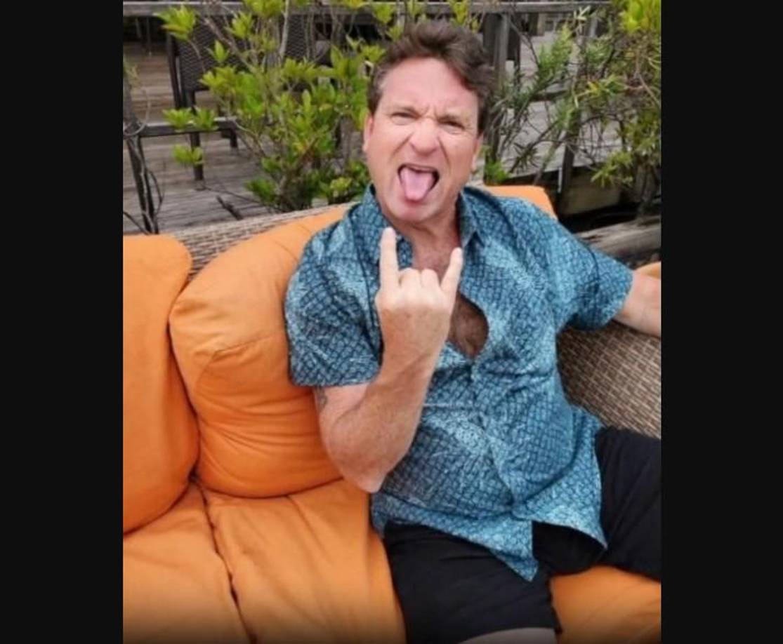 Imágenes de una cámara de vigilancia muestran cómo repartió la comida en casa de Solis poco después de enviar el mensaje. 