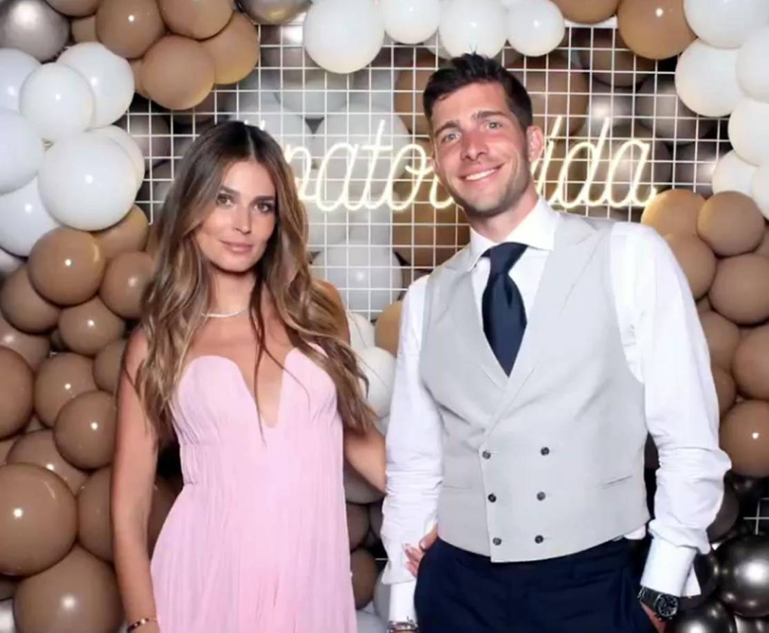 Sergi Roberto posando junto a su bella esposa Coral Simanovich.