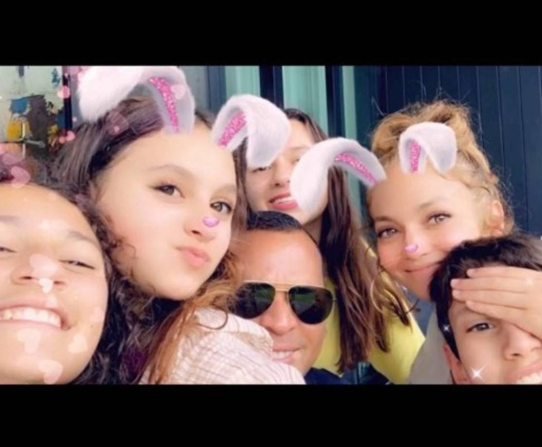 Jennifer López<br/>'Sé que estamos viviendo tiempos difíciles, pero hoy es un día para celebrar los milagros', expresó JLo través de un vídeo junto a Alex Rodríguez y sus respectivos hijos.<br/>