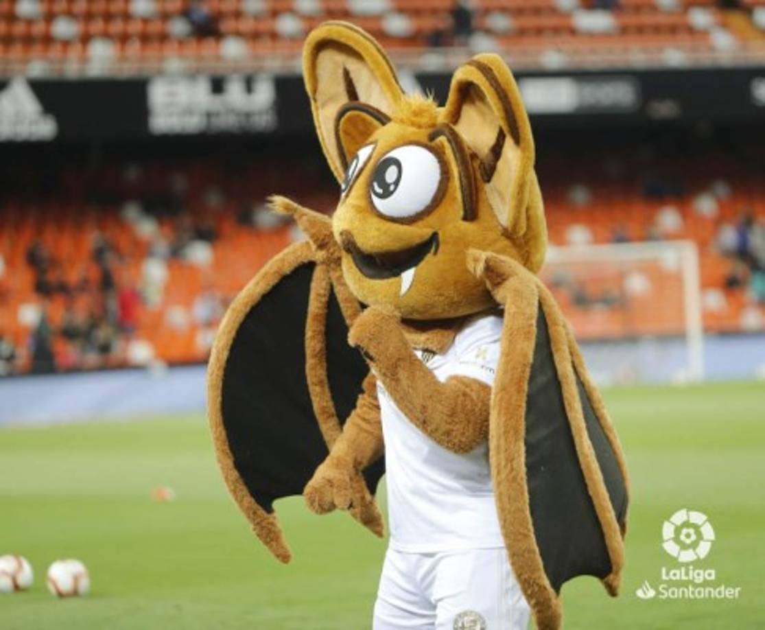 La divertida mascota del Valencia animando el partido. Foto LaLiga.es