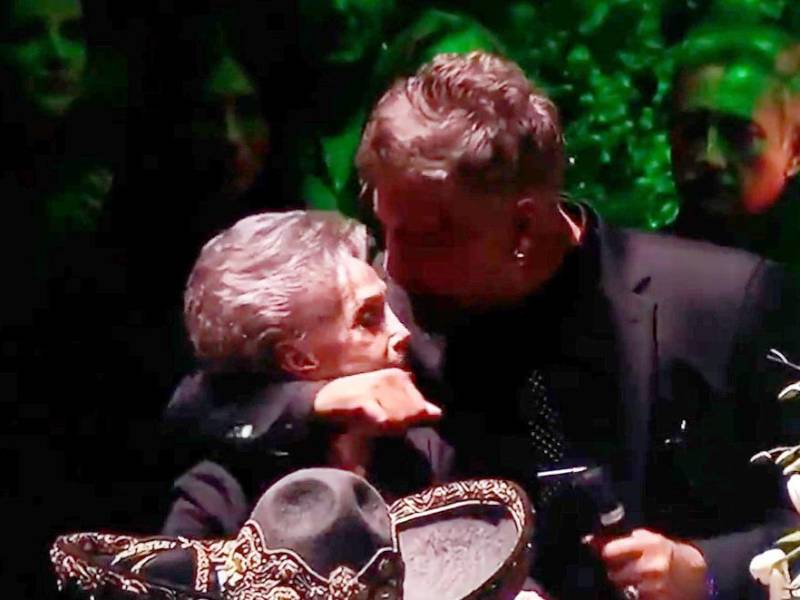 Los hijos y la esposa del “Charro de Huentitán” se postraron frente al féretro que contiene los restos del ídolo tapatío