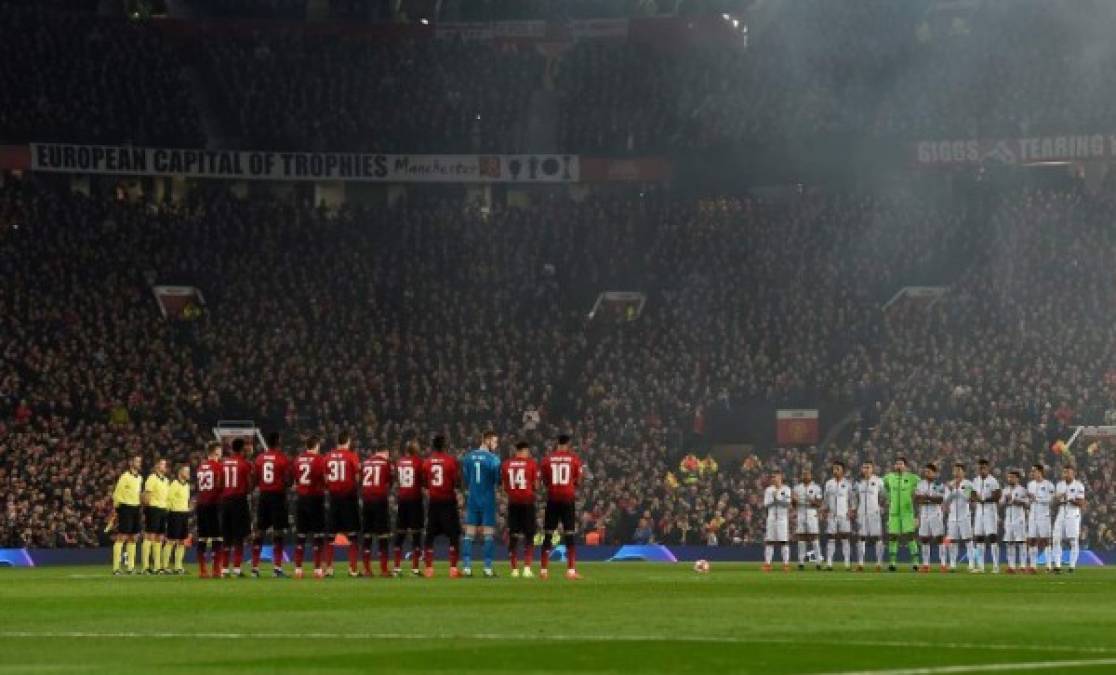Antes de iniciar el partido, se guardó un minuto de silencio en el Teatro de los Sueños en honor a Emiliano Sala. Manchester United y PSG se unieron con un lidno gesto.