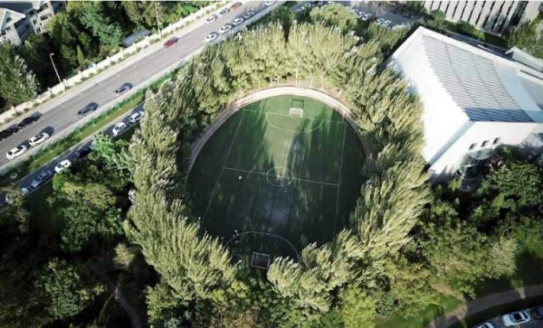 Vista aérea de un campo de fútbol en Shenyang en la provincia nororiental de Liaoning de China.
