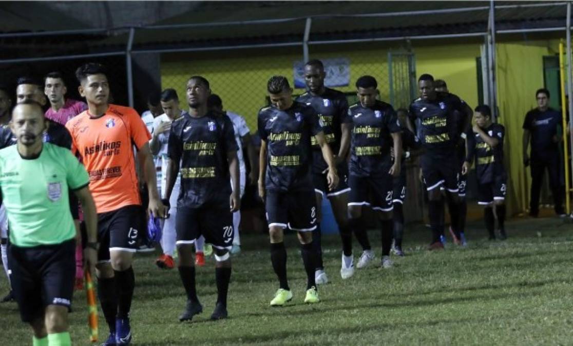 La salida de los equipos titulares de Honduras Progreso y Platense a la cancha del estadio Humberto Micheletti.