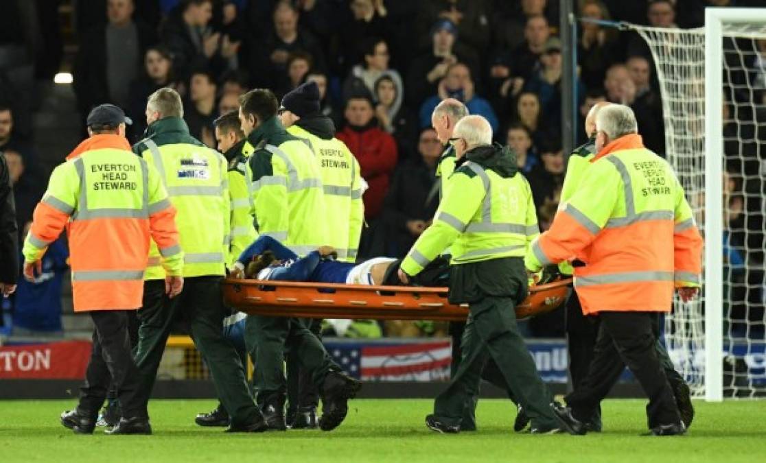 André Gomes, ex futbolista del FC Barcelona, fue retirado del campo de juego en camilla y entre lágrimas, mientras todo el estadio le aplaudía.