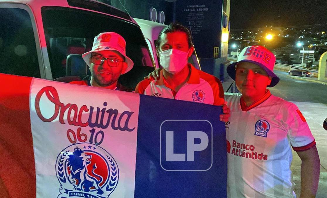 Noel Valladares también posó con aficionados del Olimpia tras el partido.