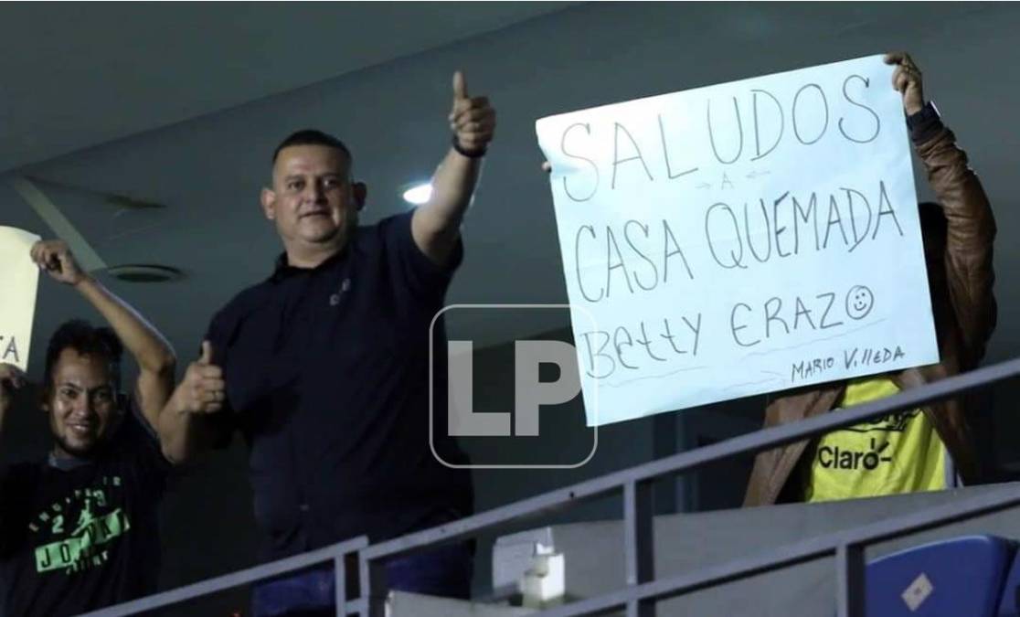 Otra pancarta con un salido especial hasta Casa Quemada.