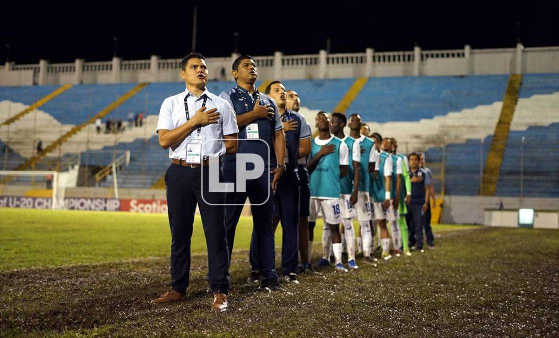 El entrenador hondureño Luis Alvarado, su cuerpo técnico y los suplentes también entonaron el himno nacional.