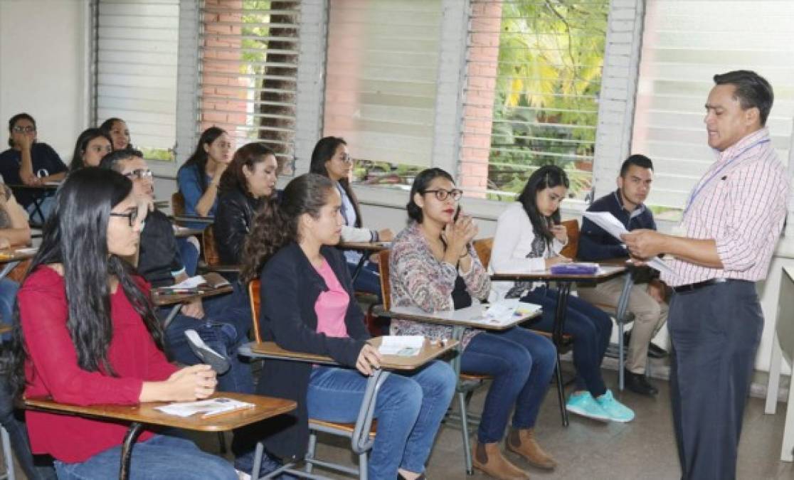 Lucha por una plaza docente en Honduras: miles de maestros se someten a concurso