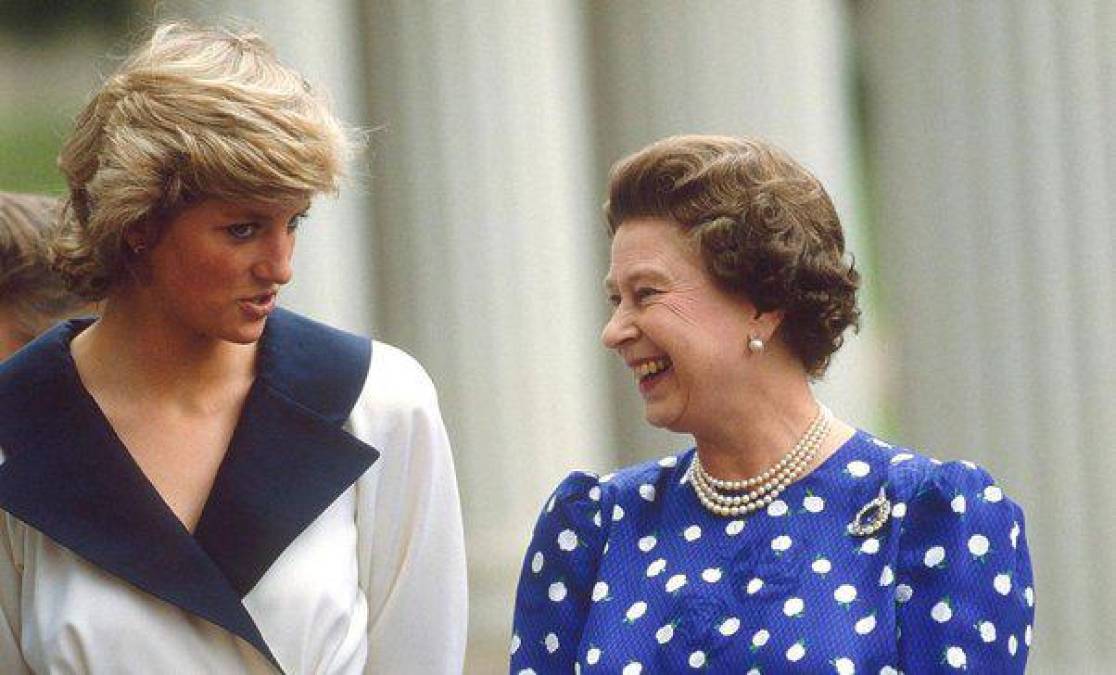 29 de julio de 1981.- Su hijo Carlos se casa con Lady Diana Frances Spencer.