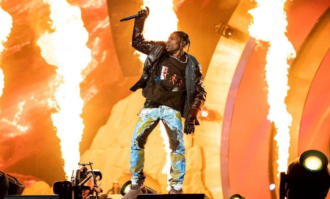 La actuación del rapero Travis Scott en el festival de música Astroworld en Houston (Texas, EE.UU.) acabó el viernes por la noche en tragedia cuando una multitud empezó a empujar hacia el escenario, lo que desató el pánico y acabó con al menos ocho personas fallecidas, además de unos 300 heridos.