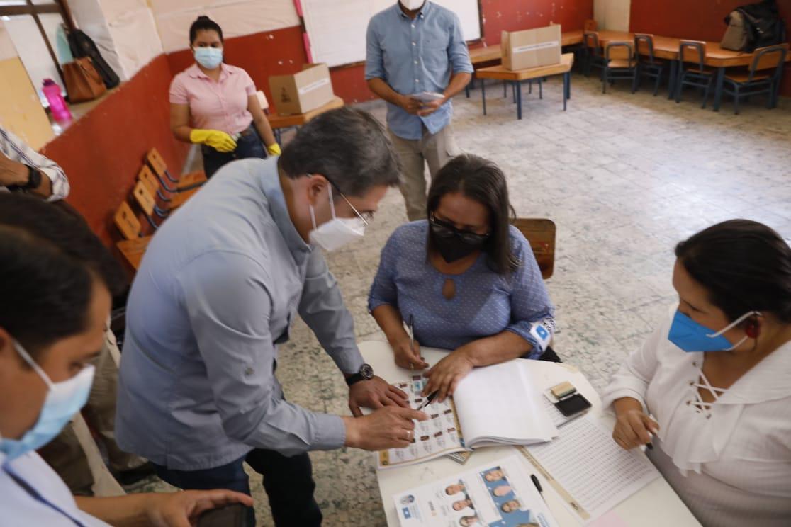 Juan Orlando está habilitado para votar en las elecciones primarias