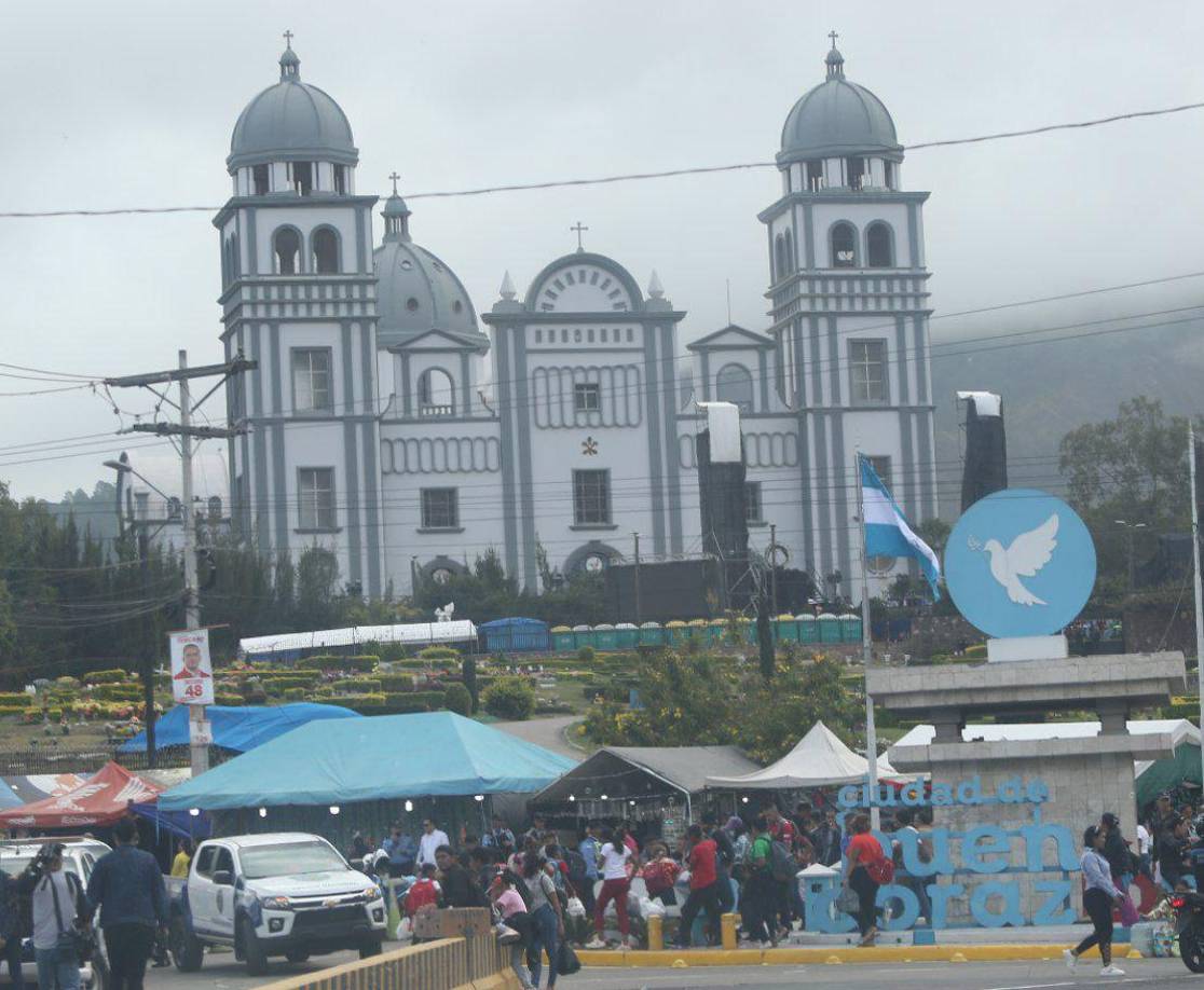La misa se convirtió en un encuentro de fe y gratitud, donde cada palabra pronunciada por el arzobispo resonó en los corazones de los asistentes, quienes reafirmaron su amor por la Virgen de Suyapa. 