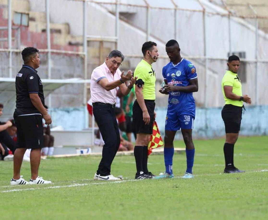 Salomón Nazar dando indicaciones al delantero panameño Aldair McKenzie.