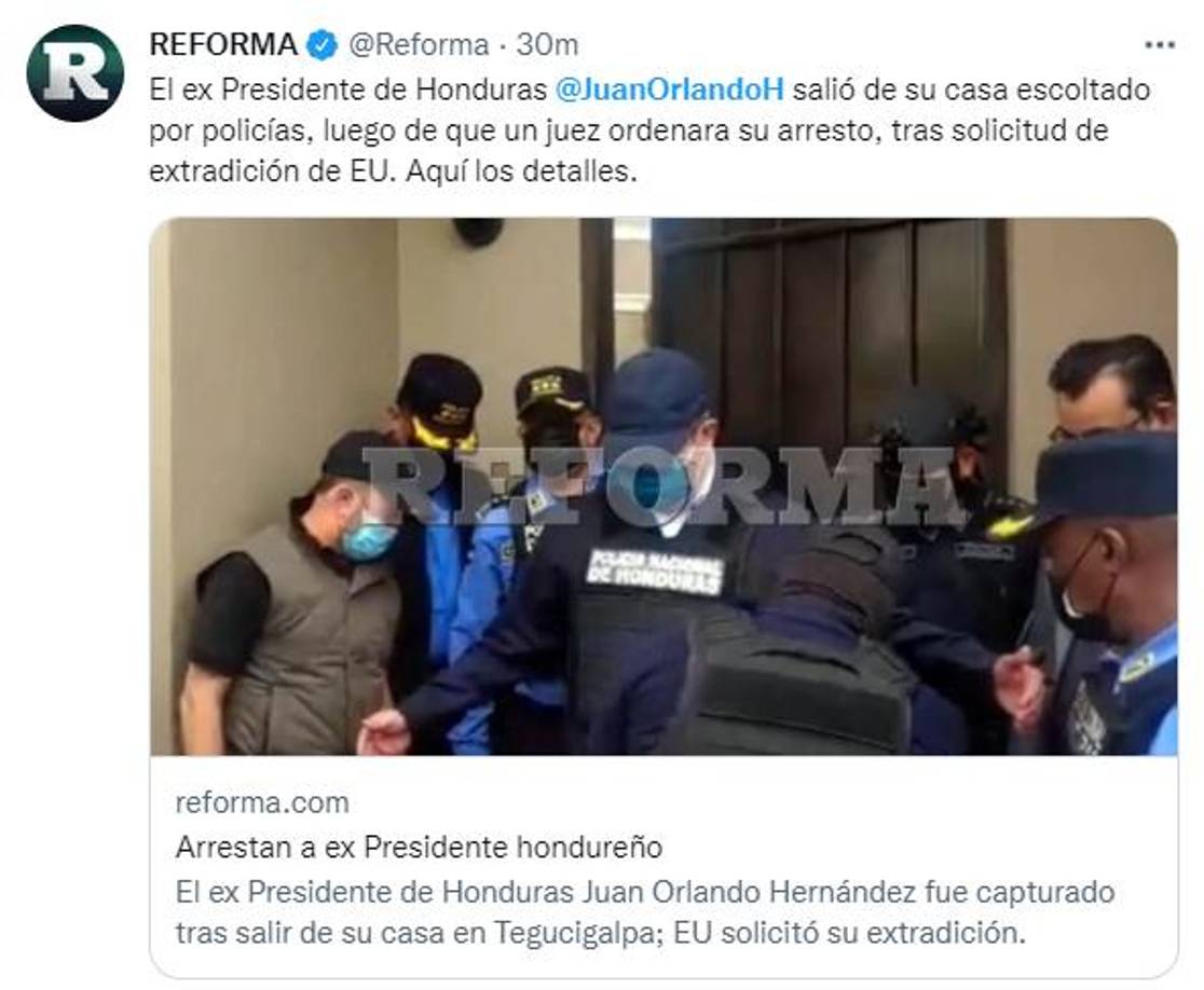 Las imágenes del exgobernante, esposado de manos y pies frente al portón de entrada de su residencia, han sido retomadas por varios medios internacionales.