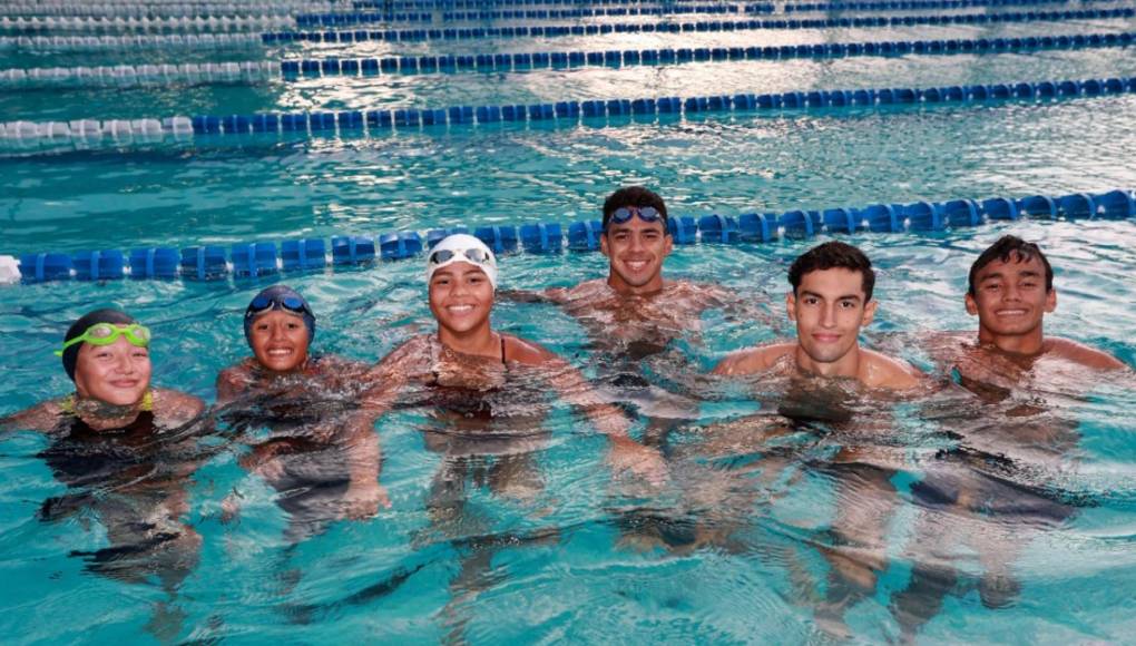Selección de natación de Honduras viaja al CCCAN en Barbados en busca de la gloria