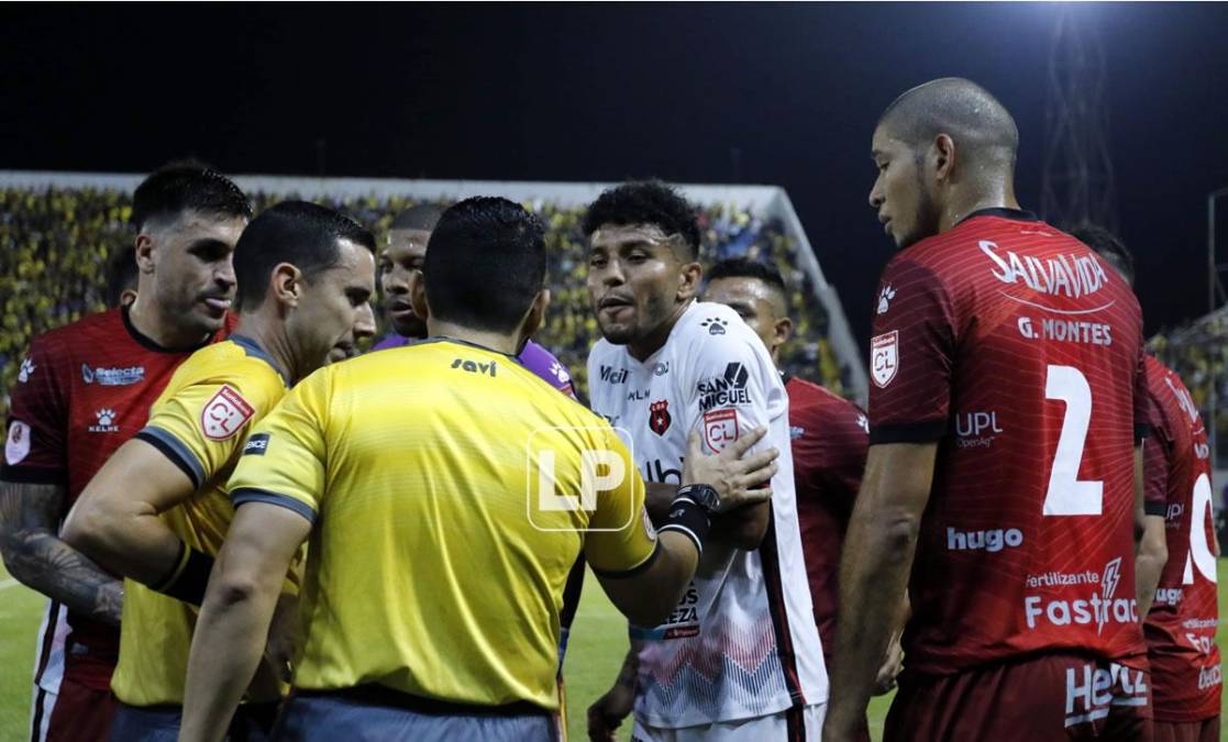 Jugadores del Real España se acercaron a reclamar a los árbitros mexicanos.