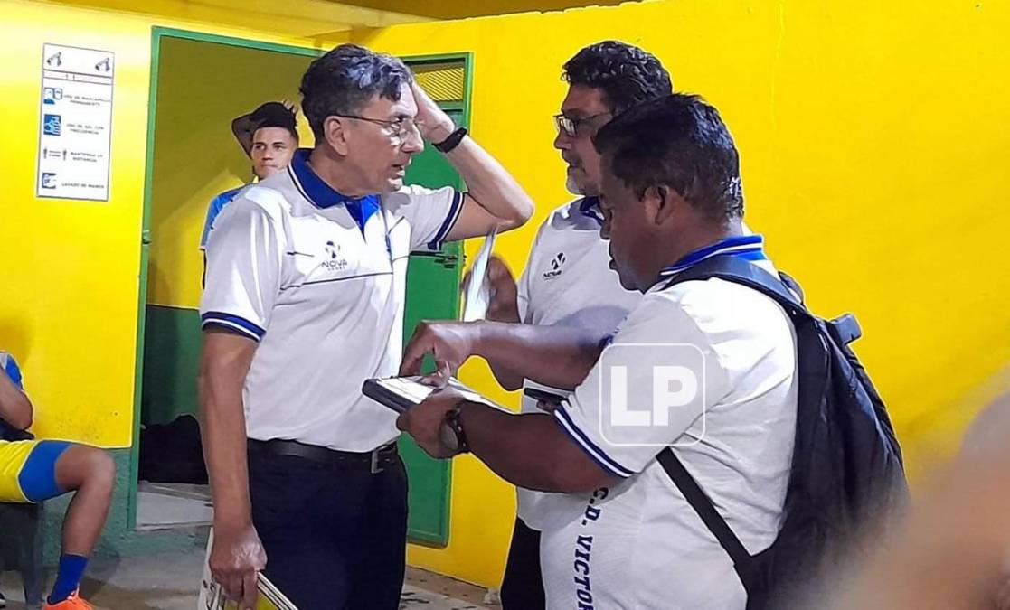 El entrenador hondureño Salomón Nazar preparándose para su debut en el banquillo del Victoria contra el Honduras Progreso en el estadio Humberto Micheletti.
